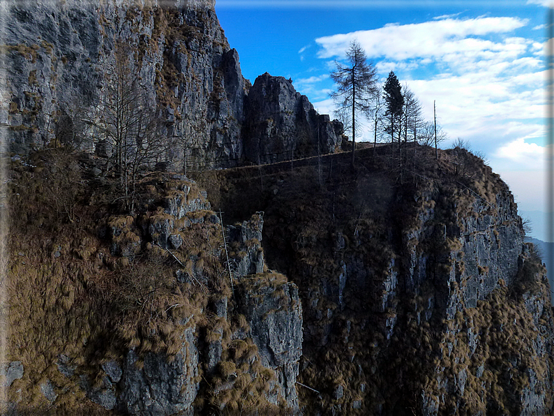 foto Salita dal Monte Tomba a Cima Grappa